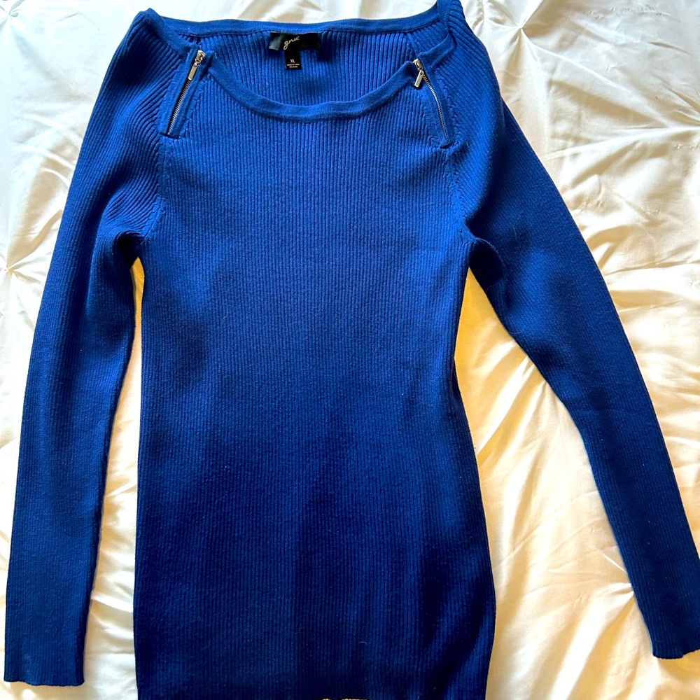 Blue Long sleeve sweater top with neckline zippers